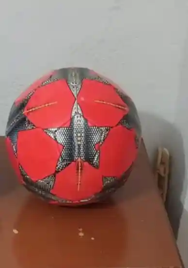 Kırmızı desenli futbol topu