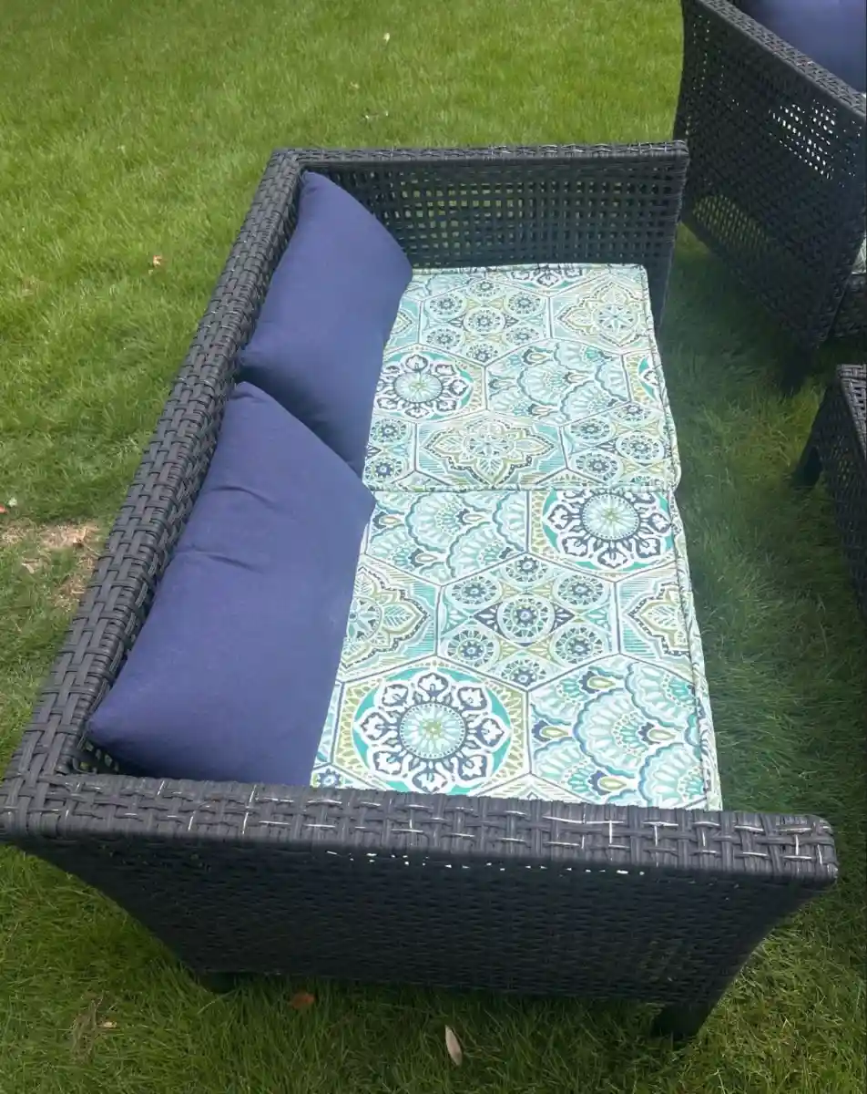 Rattan bahçe koltuğu mavi yastıklı