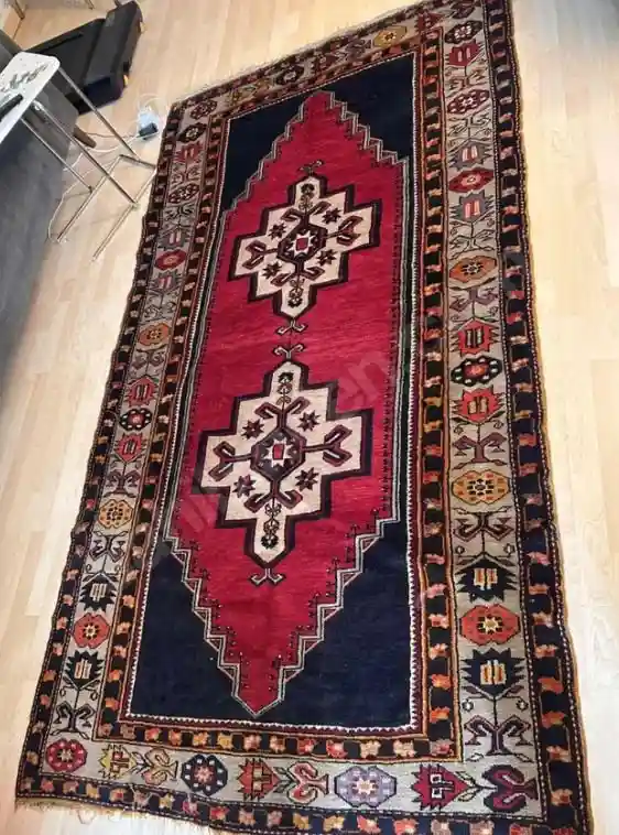 Desenli kırmızı halı