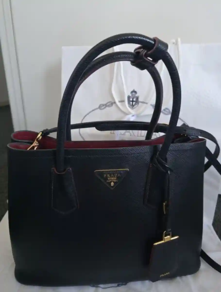 Prada siyah el çantası