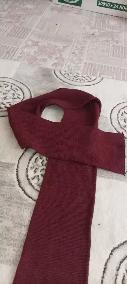 Bordo renkli atkı