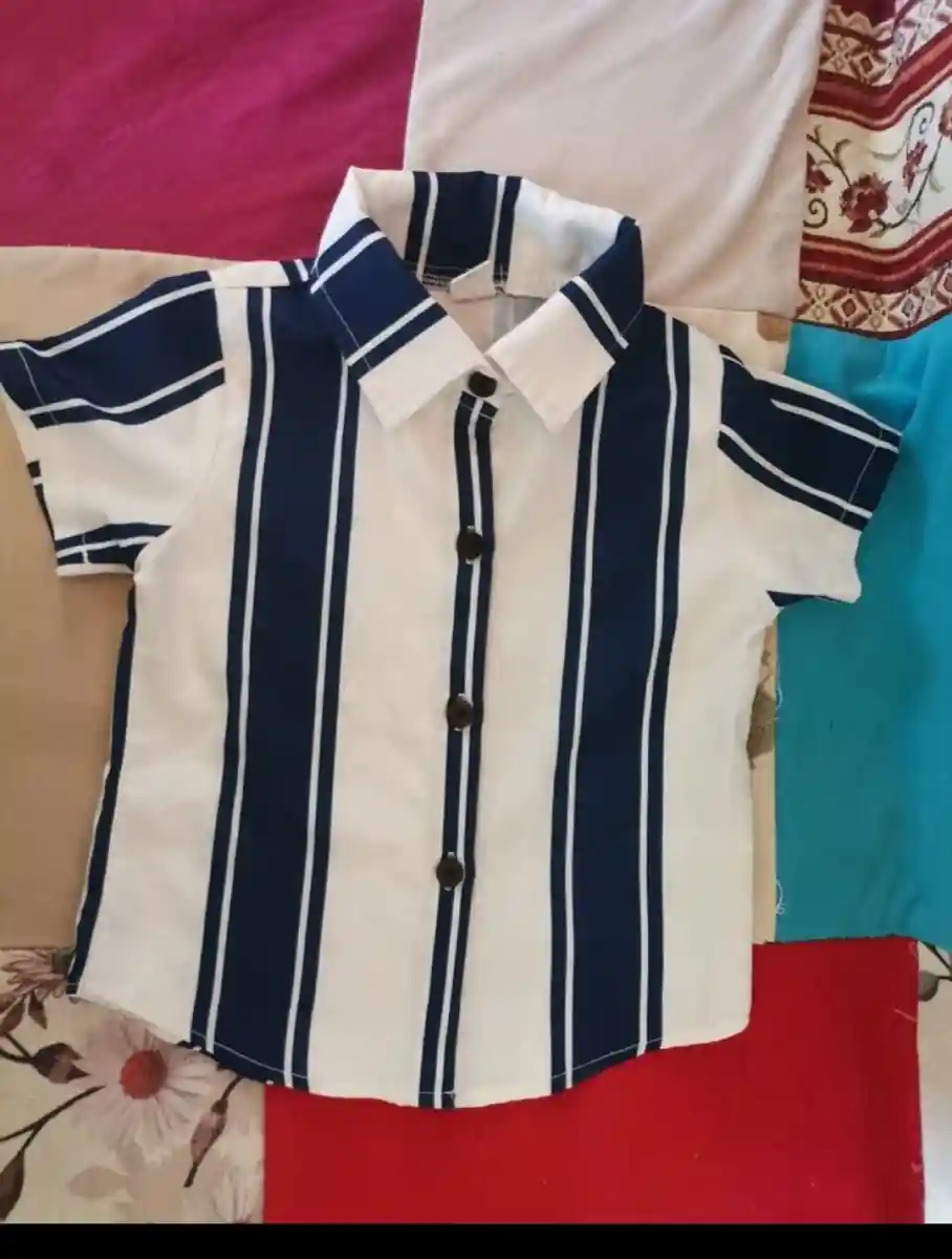 Mavi çizgili çocuk gömleği