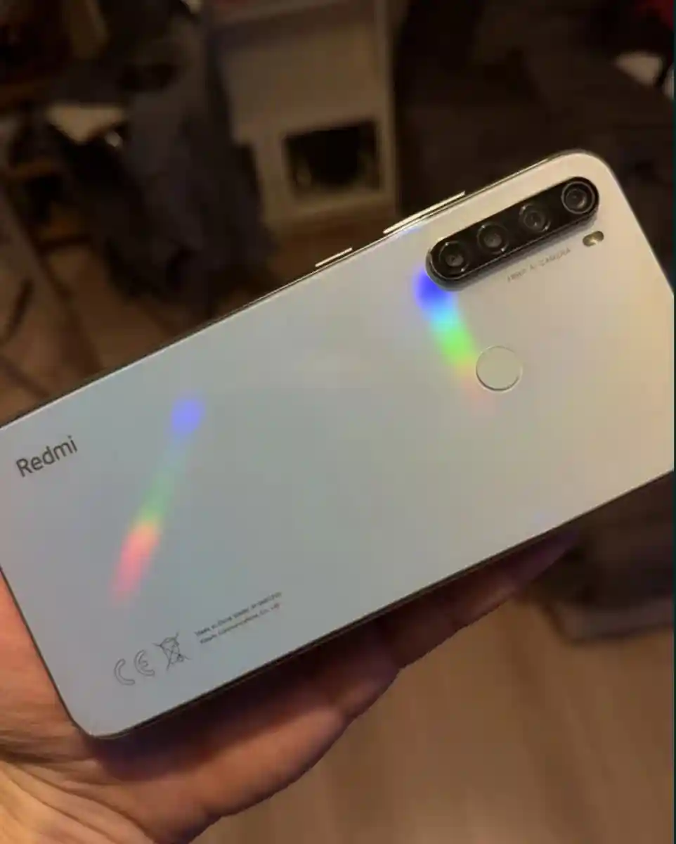 Beyaz renkli redmi akıllı telefon
