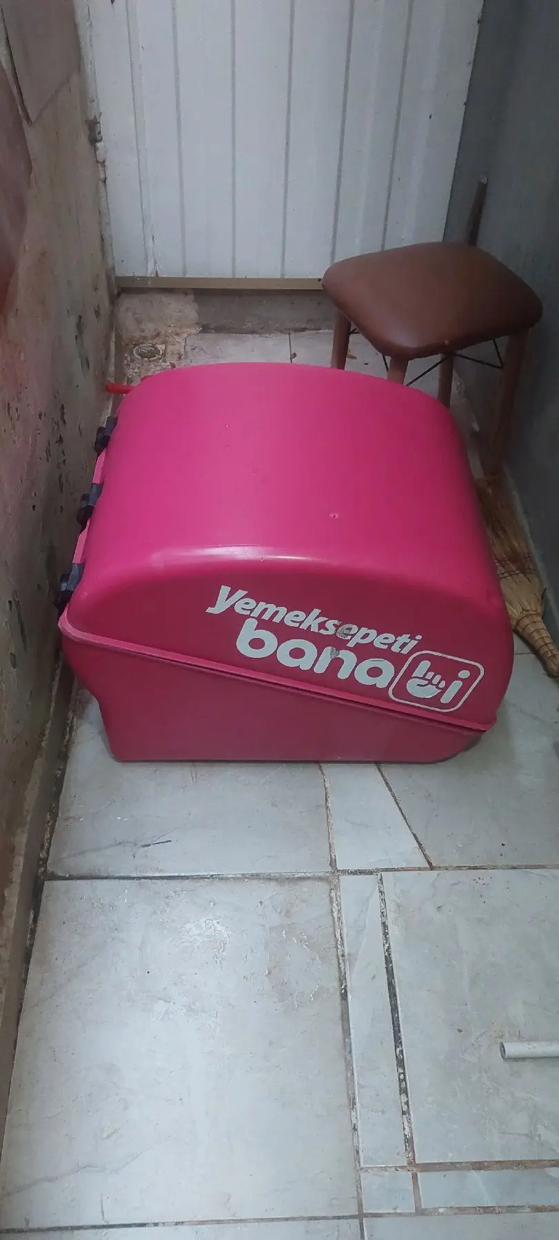 Pembe yemek sepeti