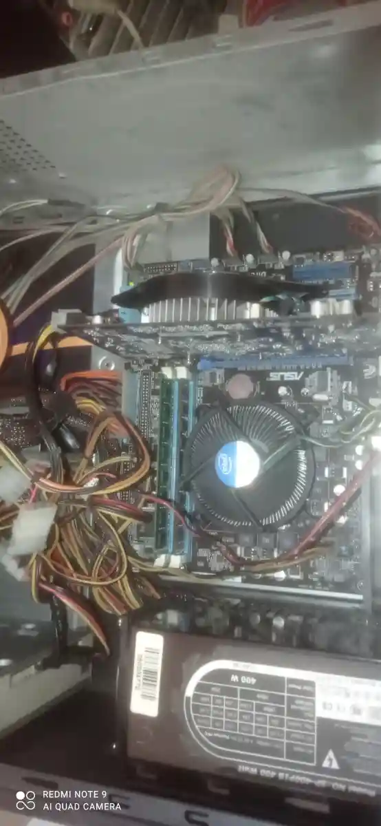 Asus bross bilgisayar resimde mevcut i5 işlemcili bilgisayar resimde mevcut