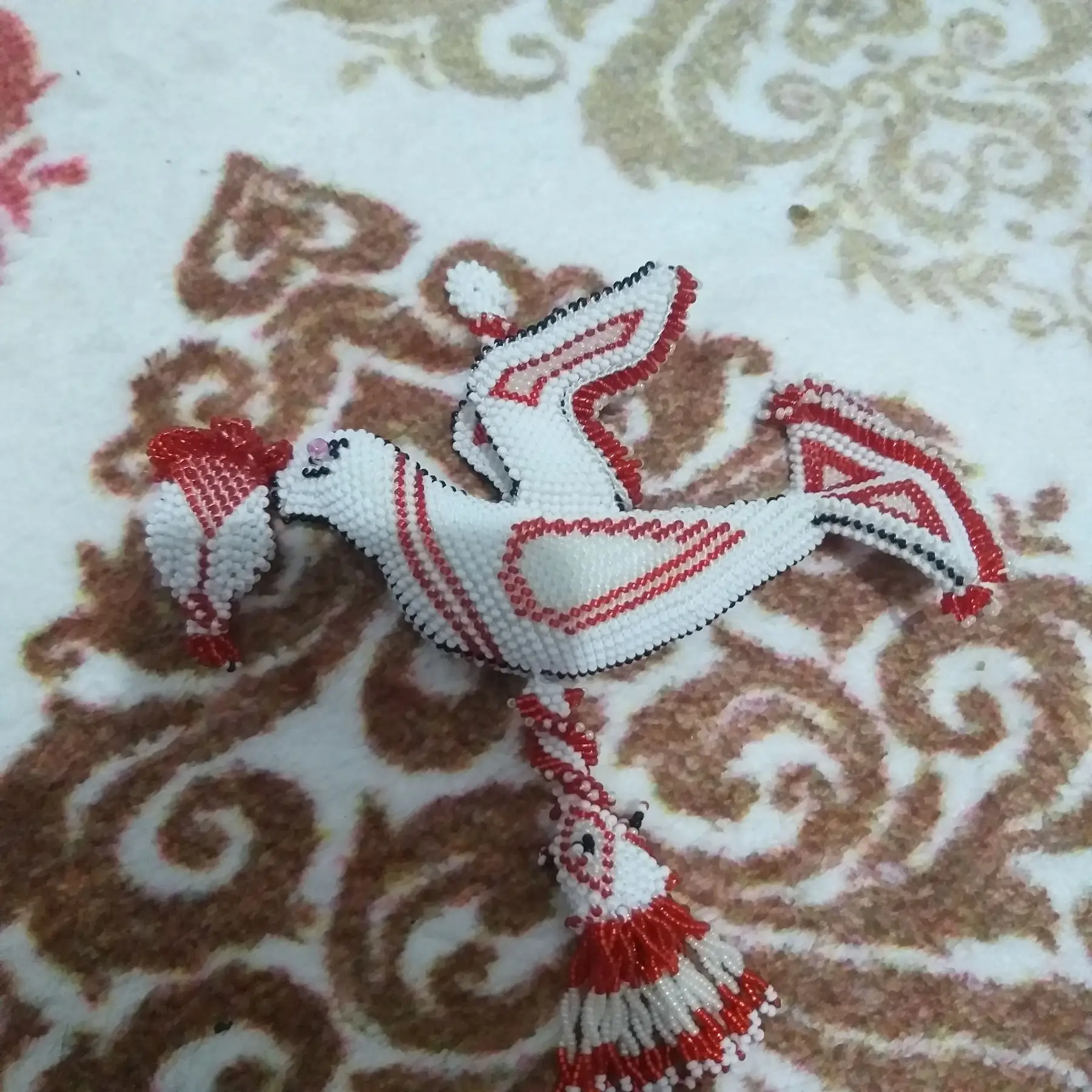 Kırmızı-beyaz el yapımı kuş figürü ilan görseli
