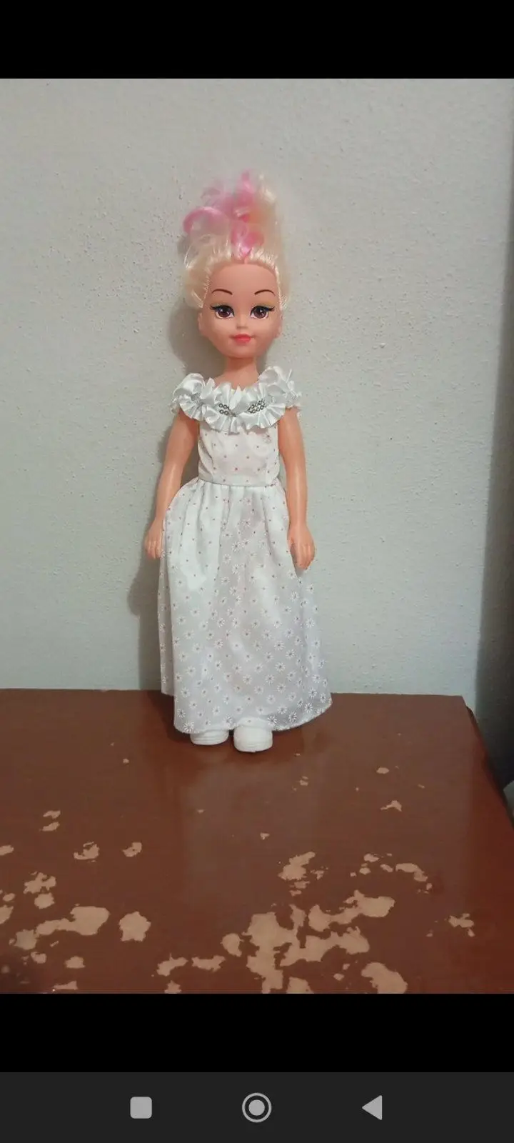 Beyaz elbiseli bebek