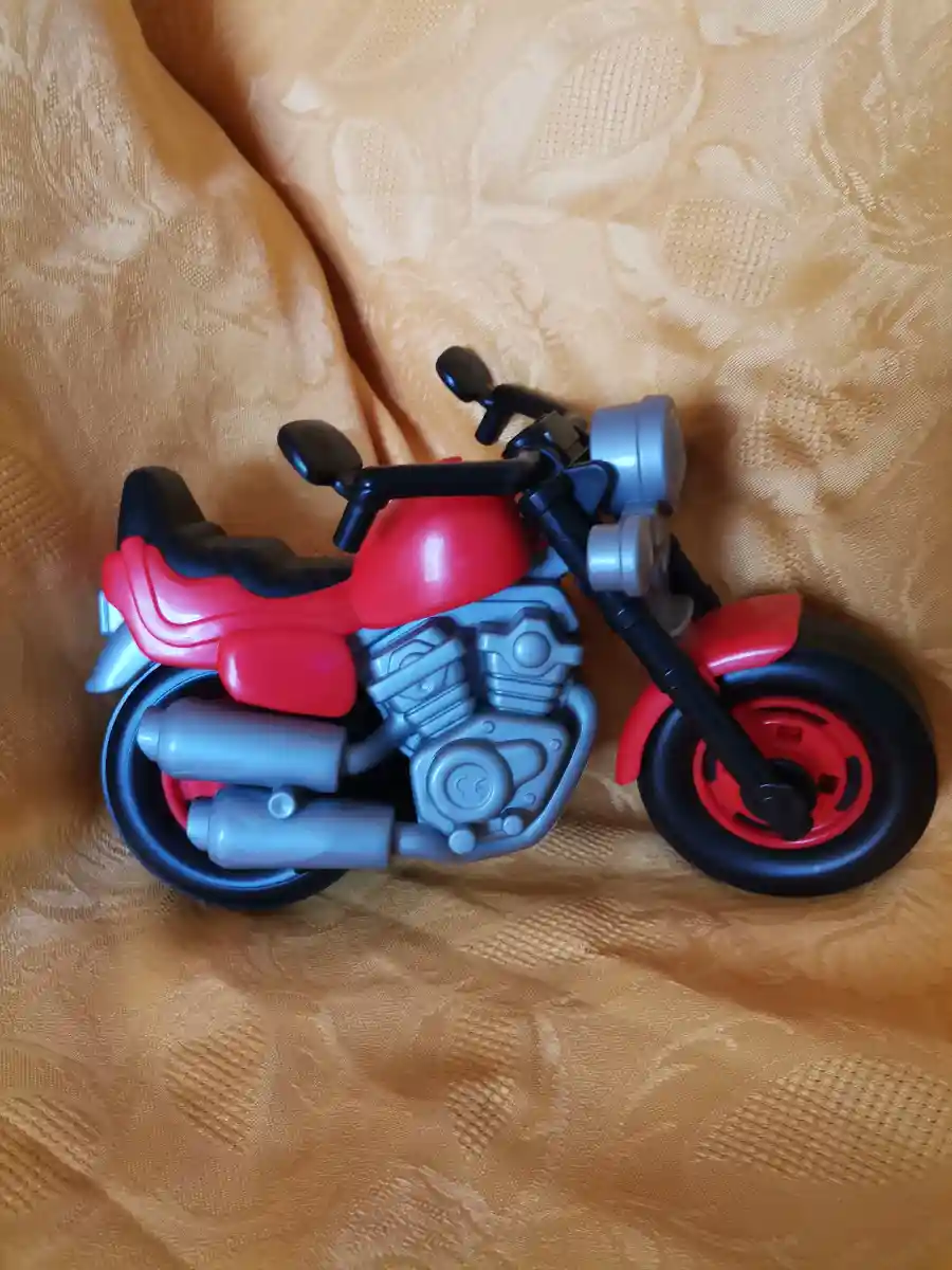 Kırmızı plastik oyuncak motosiklet