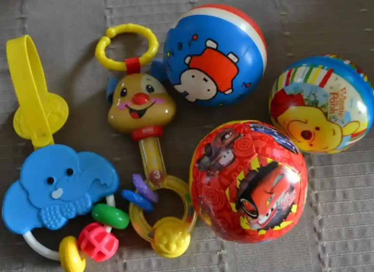 Renkli bebek oyuncakları seti