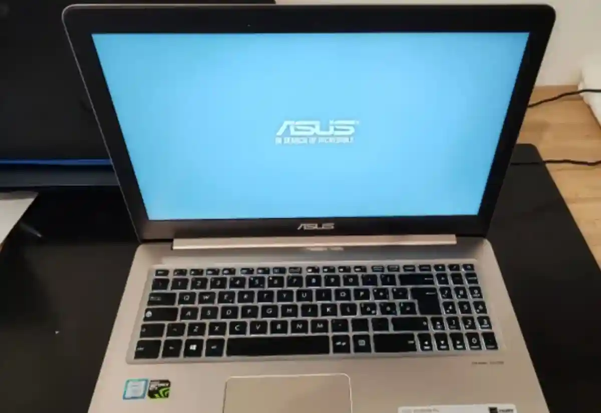 Asus dizüstü bilgisayar - şık tasarım ilan görseli