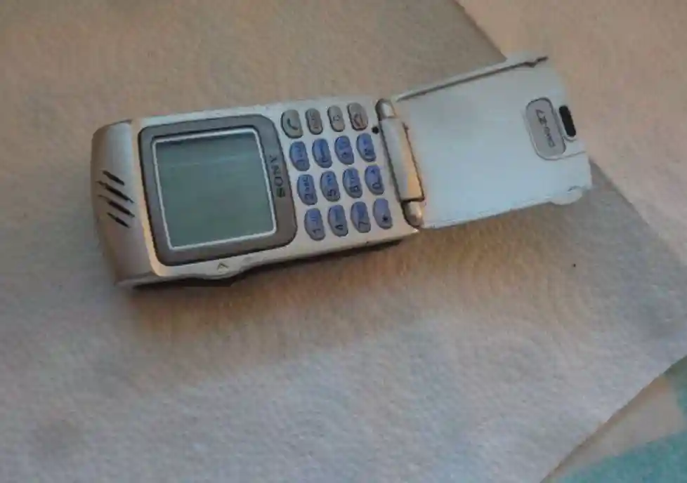 Sony katlanabilir cep telefonu