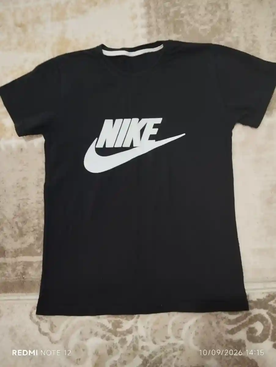 Nike logolu siyah tişört 10 13 yaş için