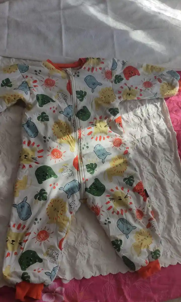 Renkli desenli bebek tulumu