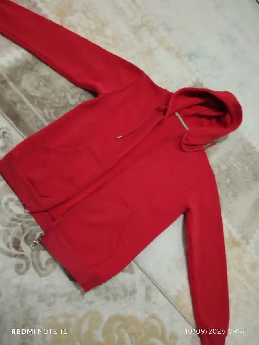 Kırmızı kapüşonlu sweatshirt 10 13 yaş aralığı için