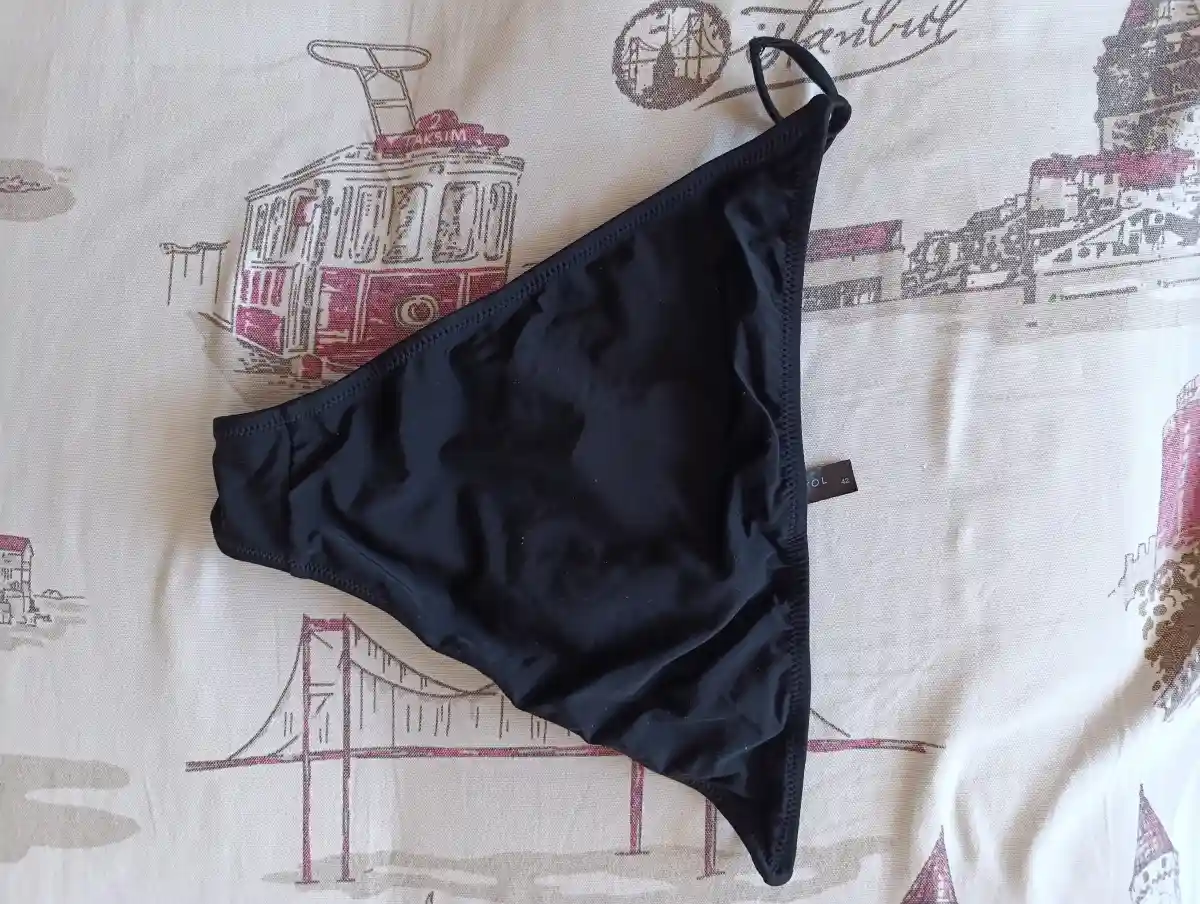 Ipli siyah bikini altı