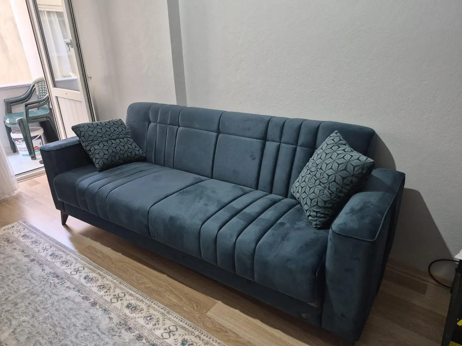 Yeşil kumaş üçlü kanepe