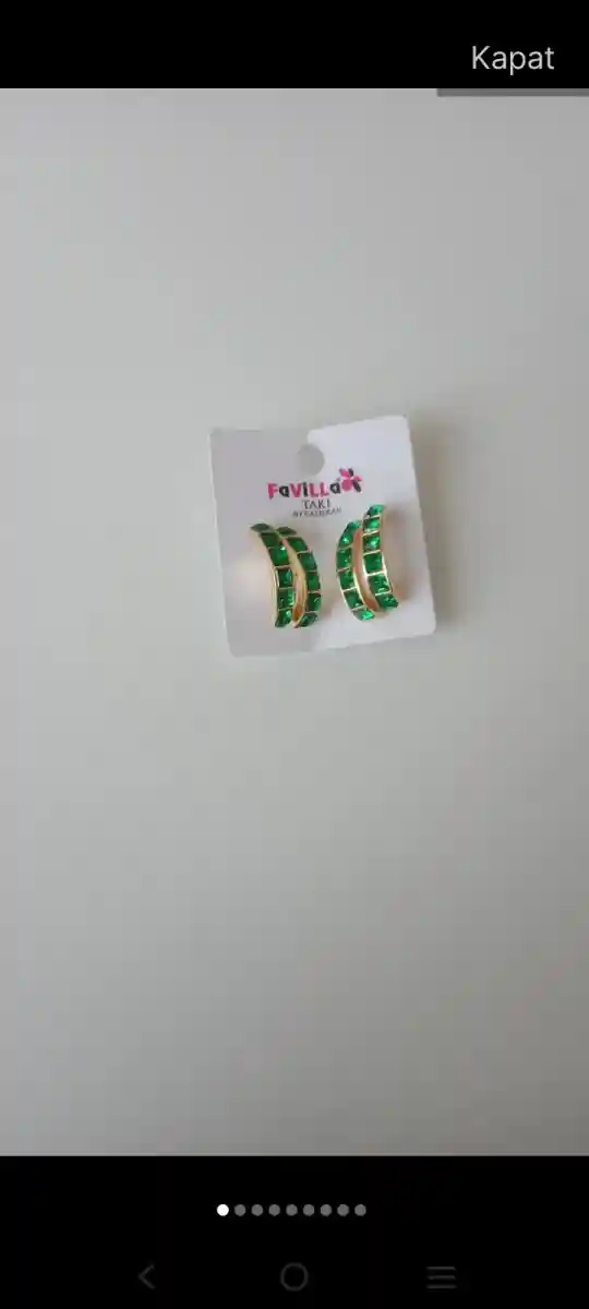 Yeşil taşlı şık küpe