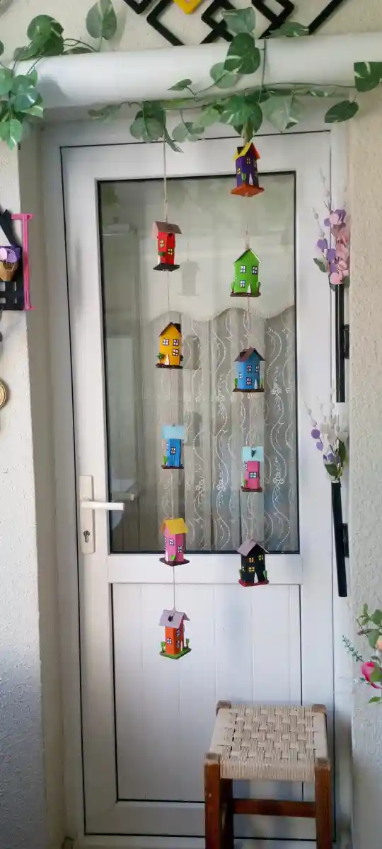 Renkli kapı süsü ile ev dekorasyonu