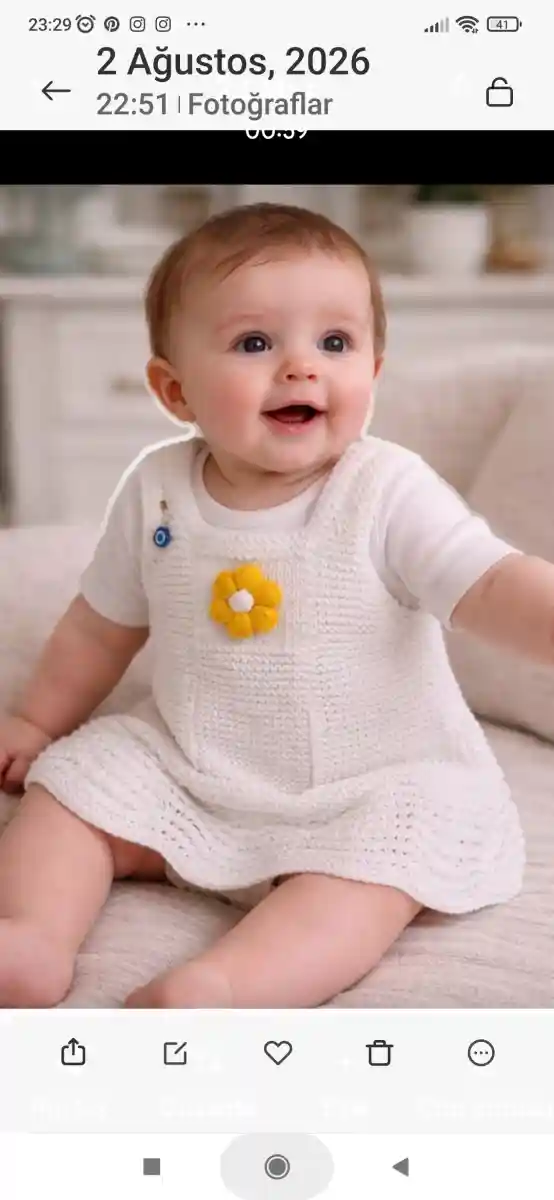 Beyaz renkli bebek elbisesi