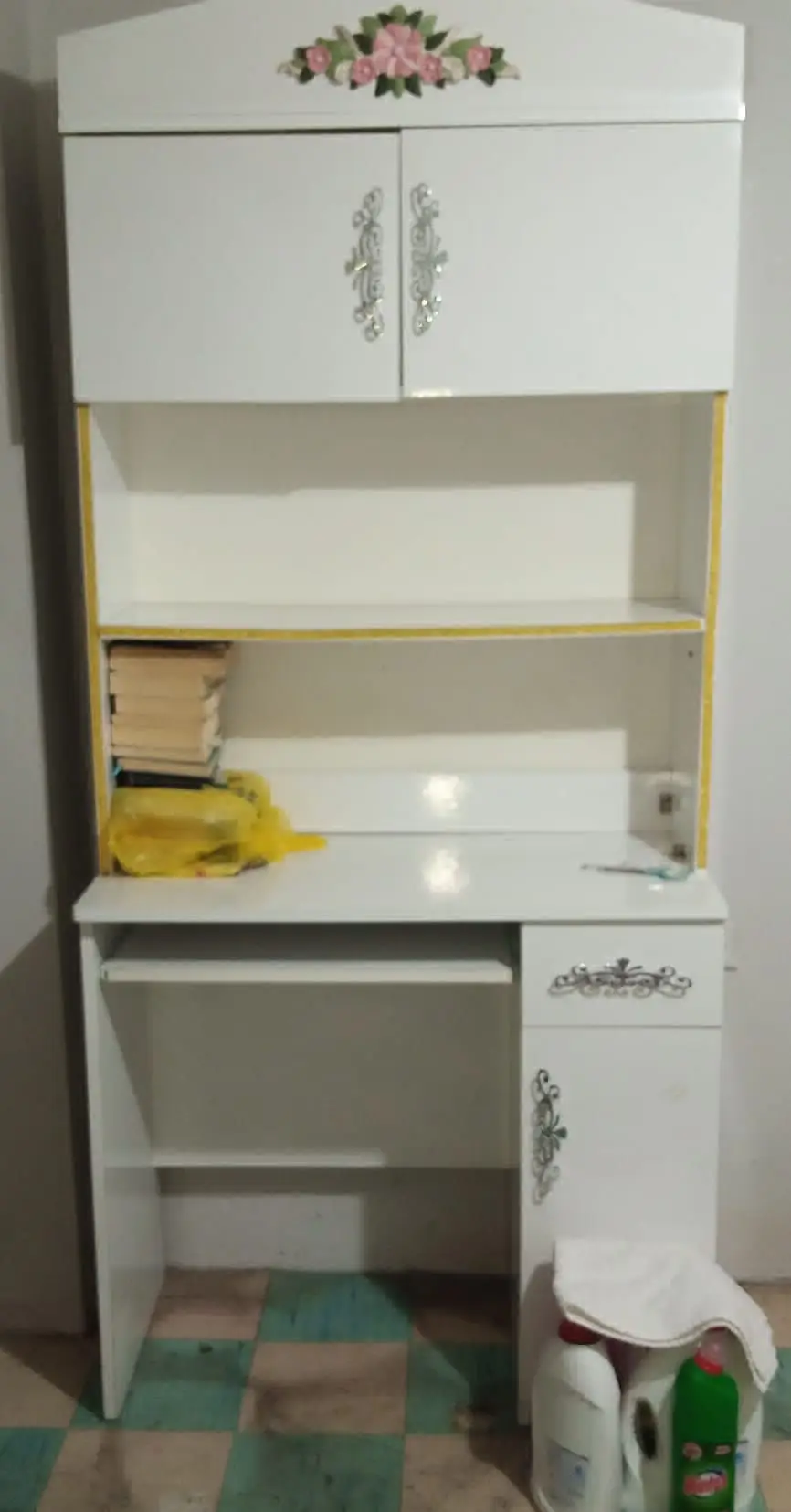 Beyaz çalışma masası