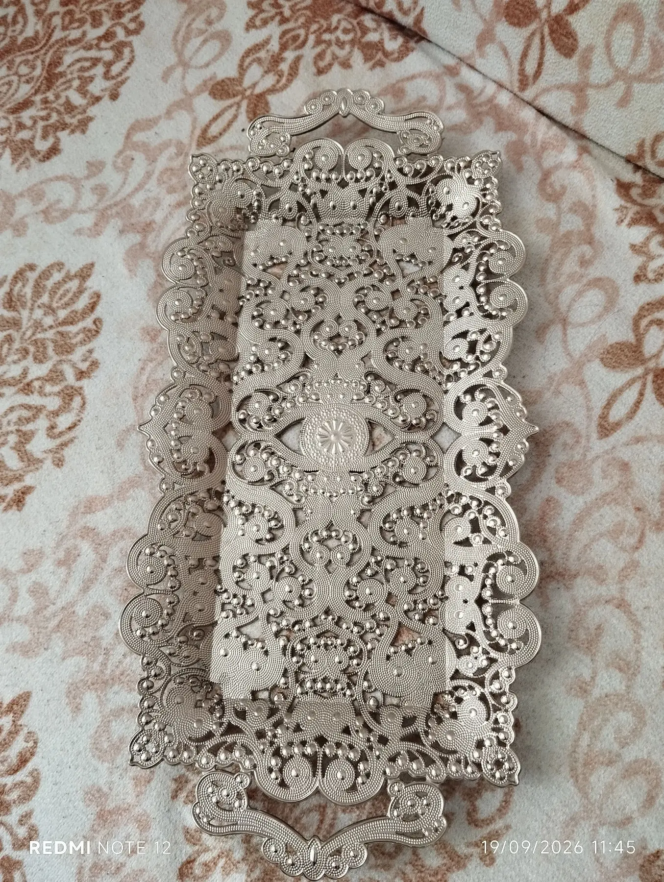 Dekoratif gümüş tepsi  deformeleri vardır 2 yerinde