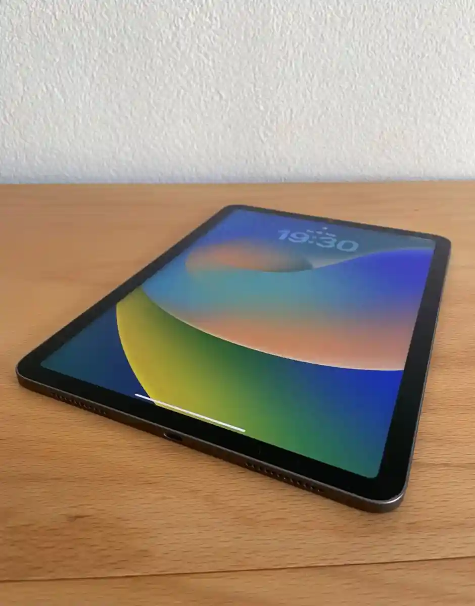 Renkli ekranlı tablet ilan görseli