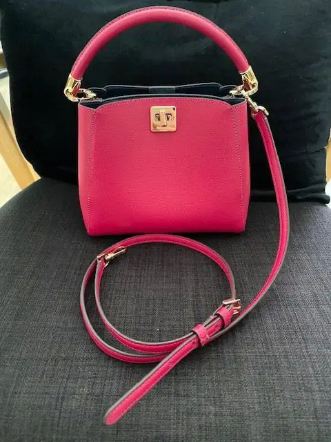 Pembe deri el çantası