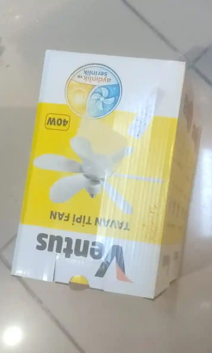 Uzaktan kumandalı ve 40w gücünde çalışan beyaz renkli tavan vantilatör
