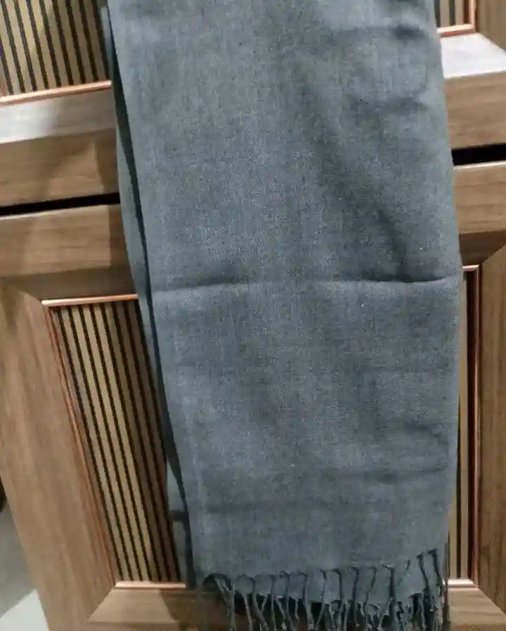 Gri renkli şal