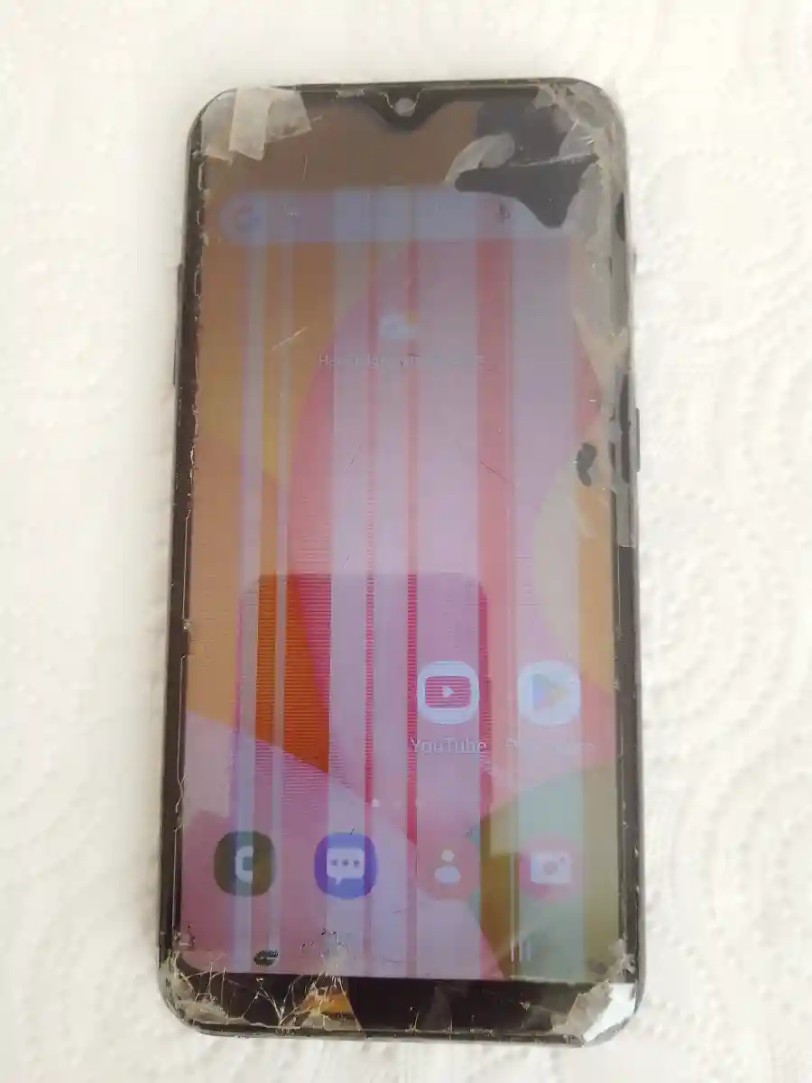 Ekranı hasarlı akıllı telefon