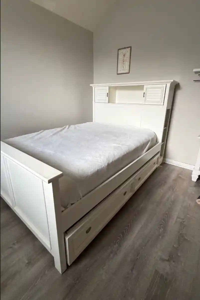 Beyaz renkli yatak ve baza takımı