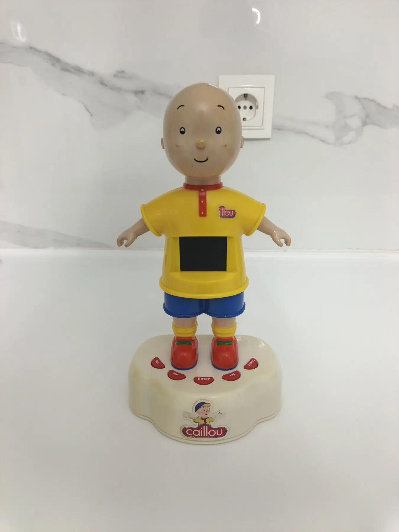 Caillou eğitici oyuncak figürü çalısıyor sorunu yok