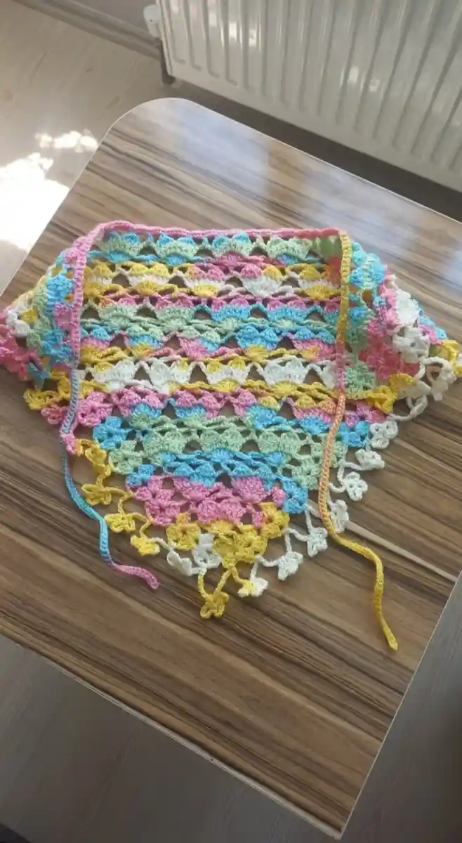 Renkli örgü bandana