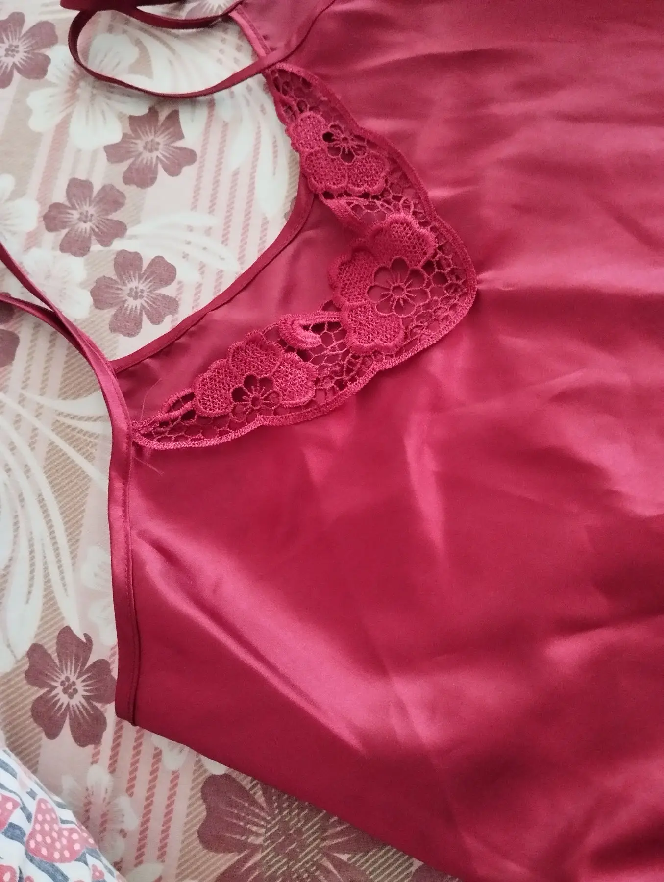 Kırmızı saten gecelik