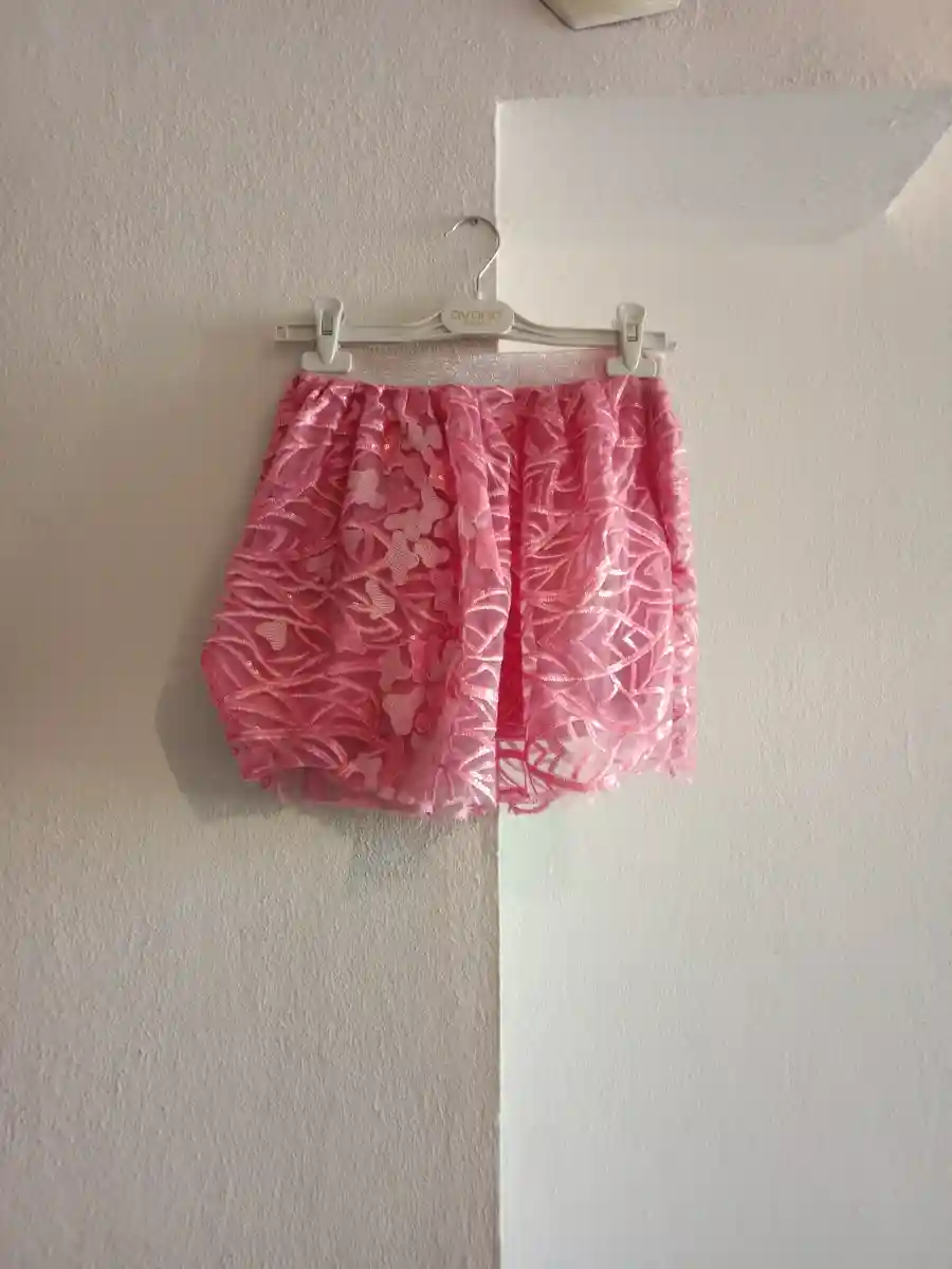 Pembe desenli şort