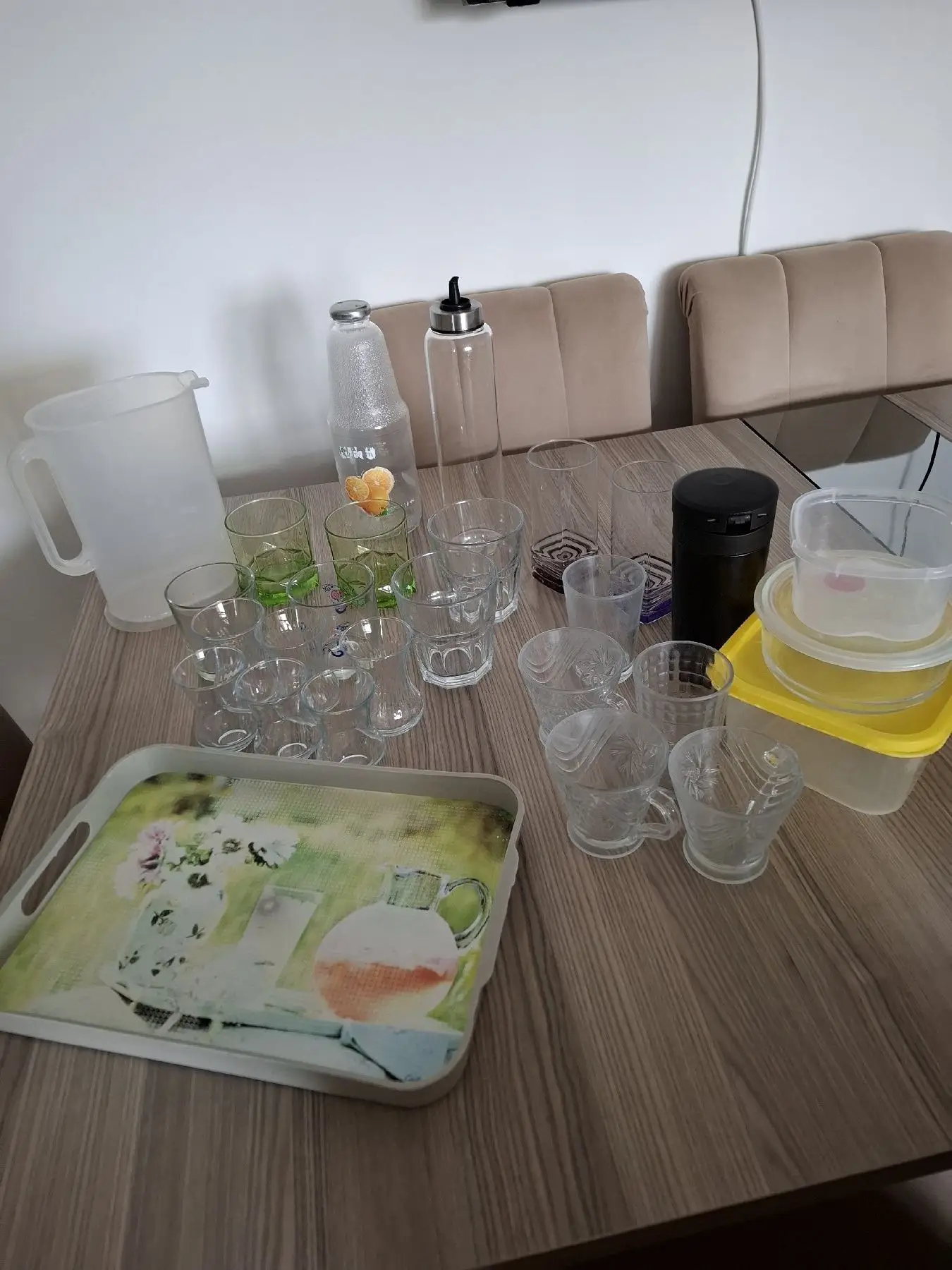 çeşitli cam bardaklar