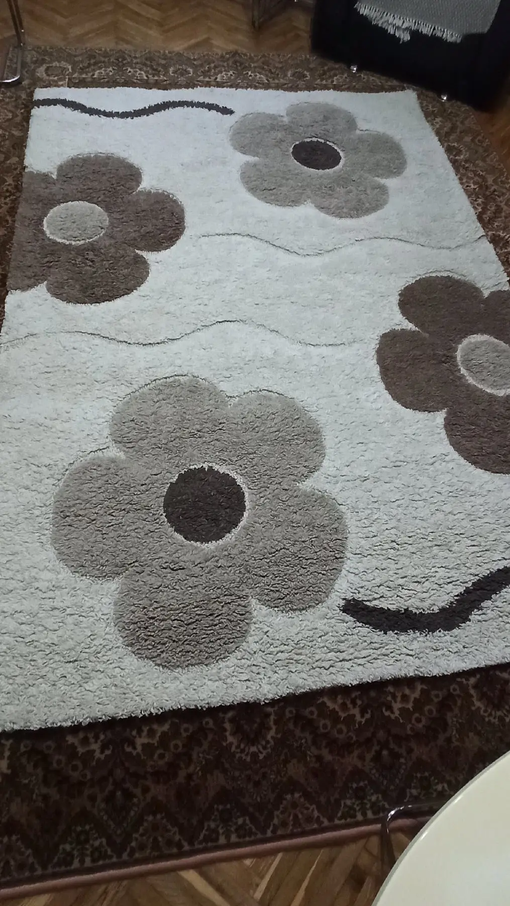 çiçek desenli dekoratif halı 4 metrekaredir