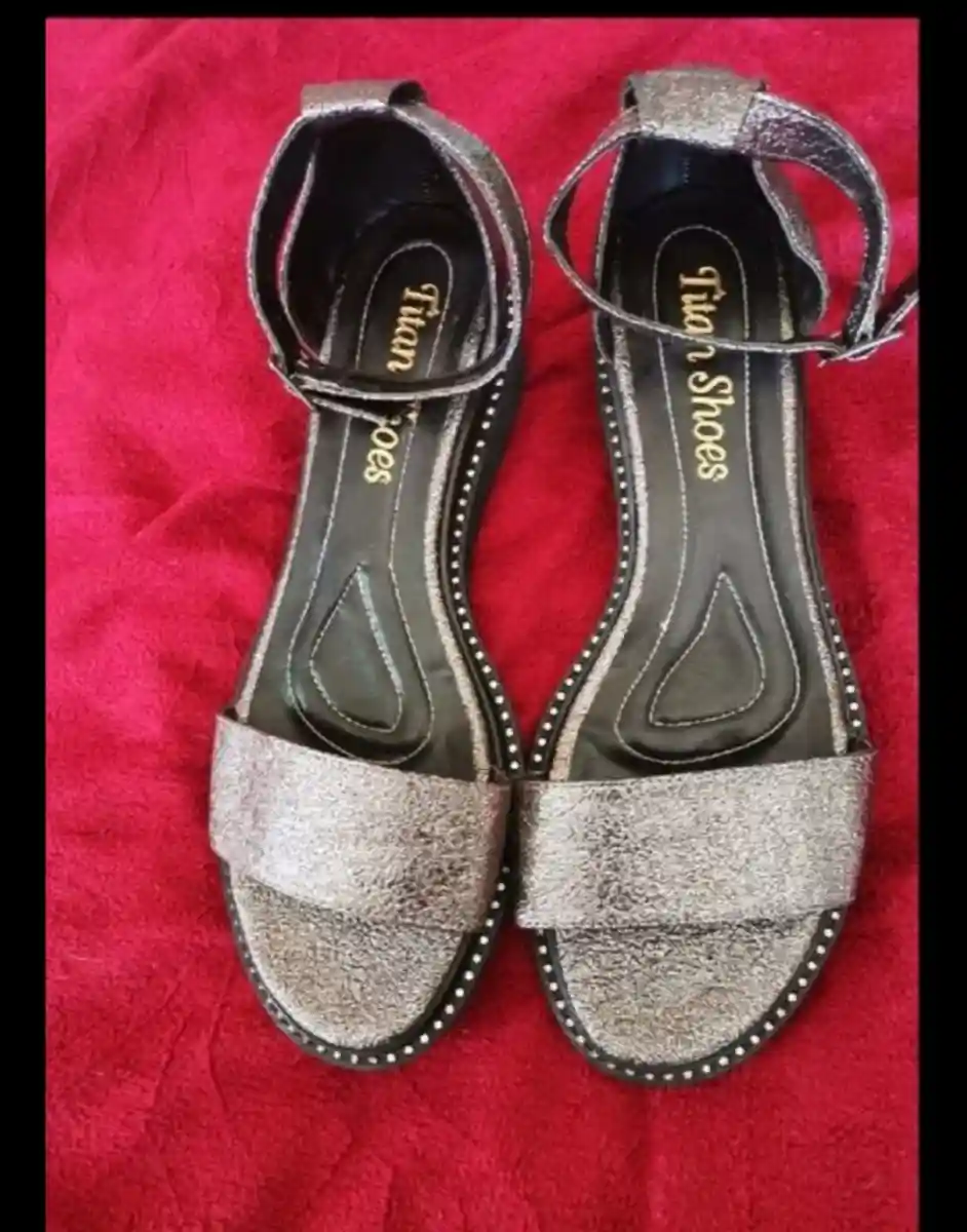 Parlak gri kadın sandal