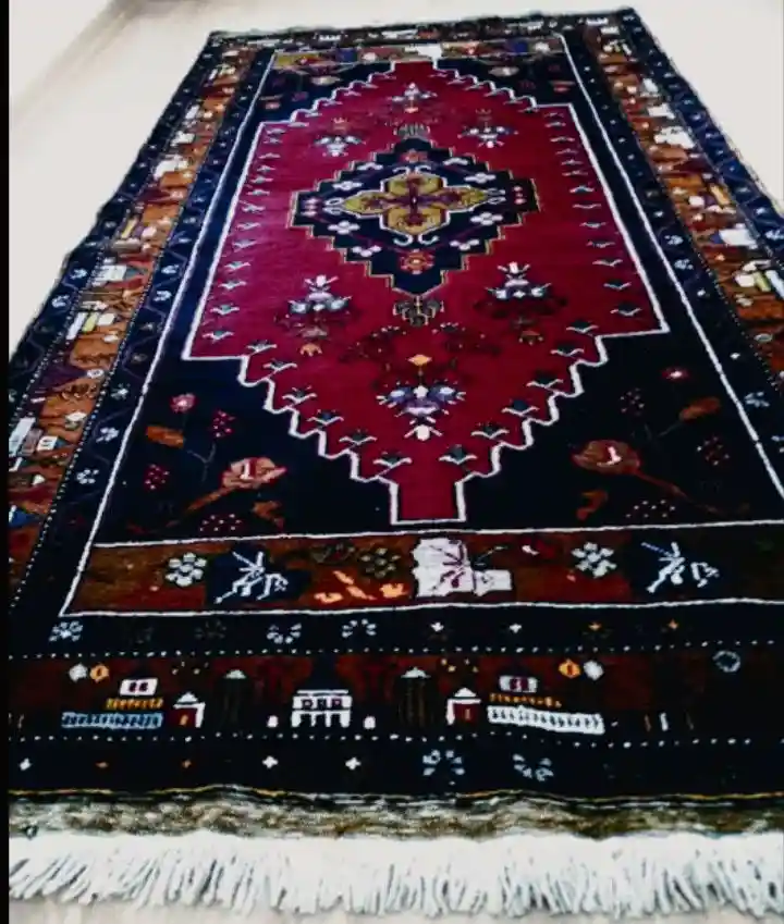 Desenli kırmızı halı