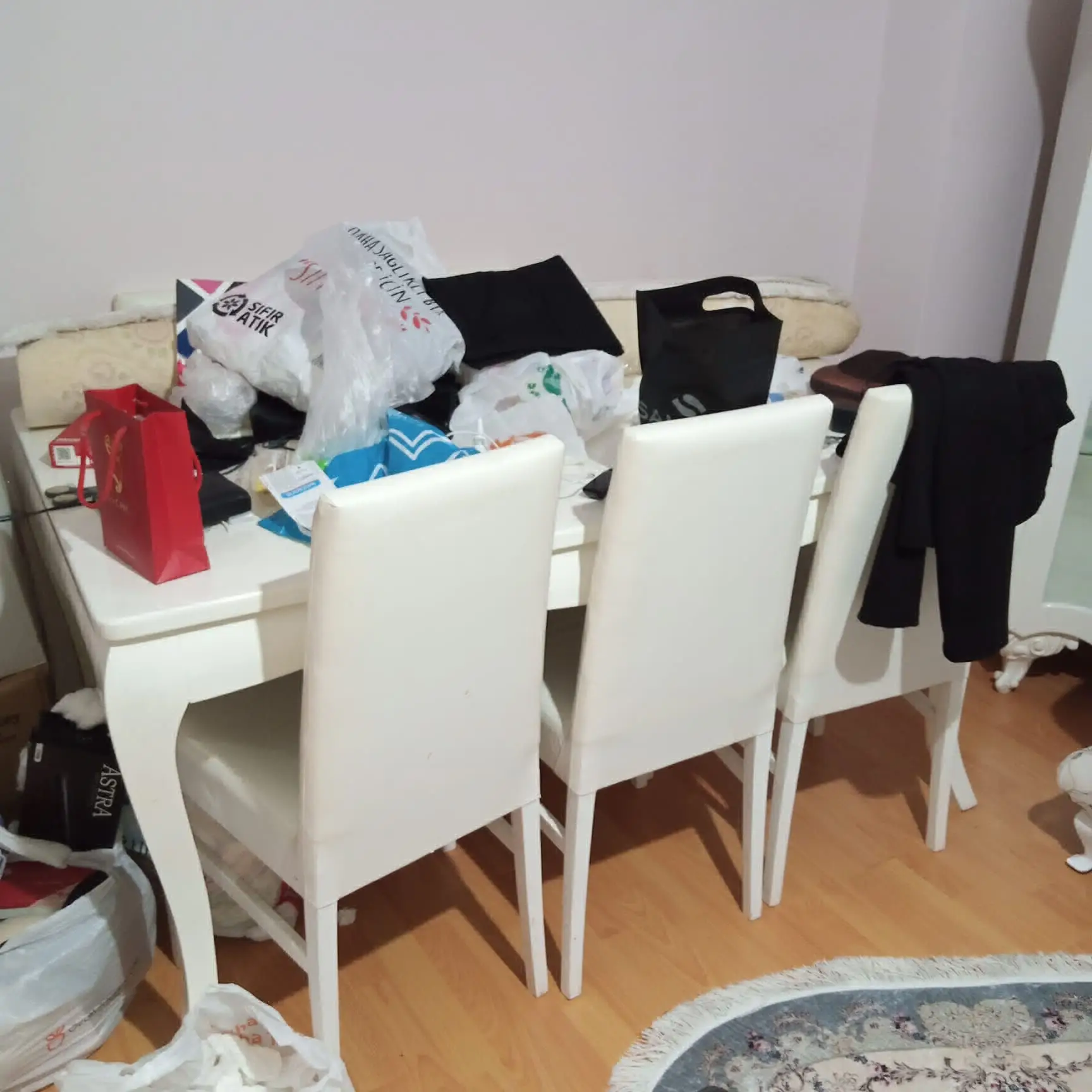 Beyaz masa ve sandalyeler