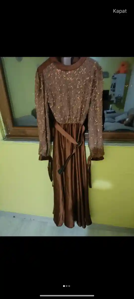 Kahverengi dantel detaylı uzun elbise