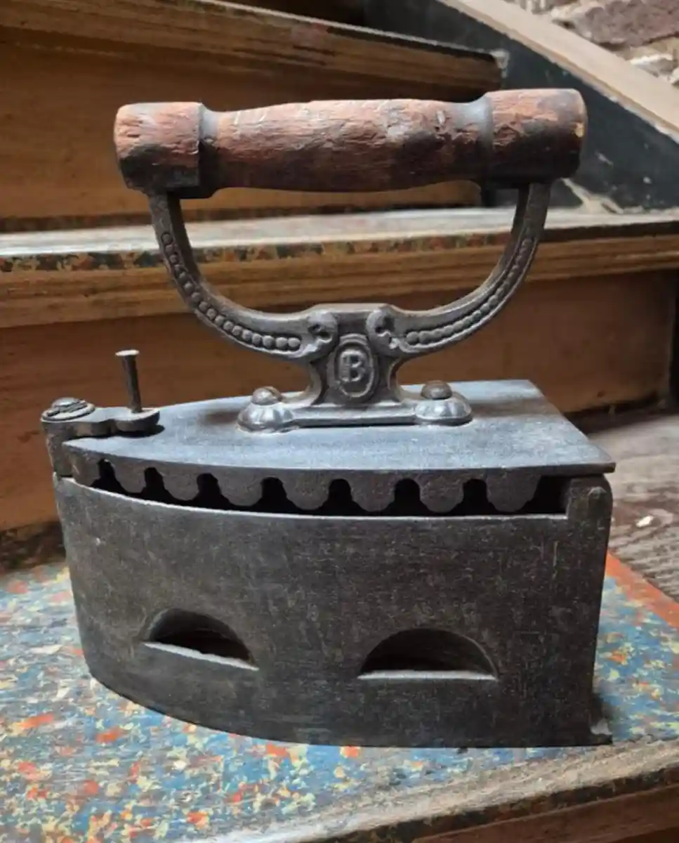 Antika metal ütü, ahşap saplı