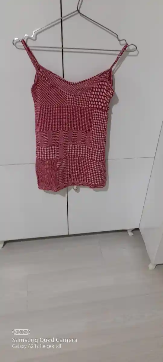 Kırmızı kareli kadın bluzu