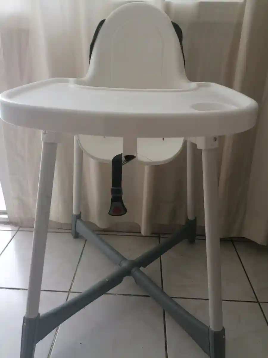 Beyaz yüksek bebek sandalyesi