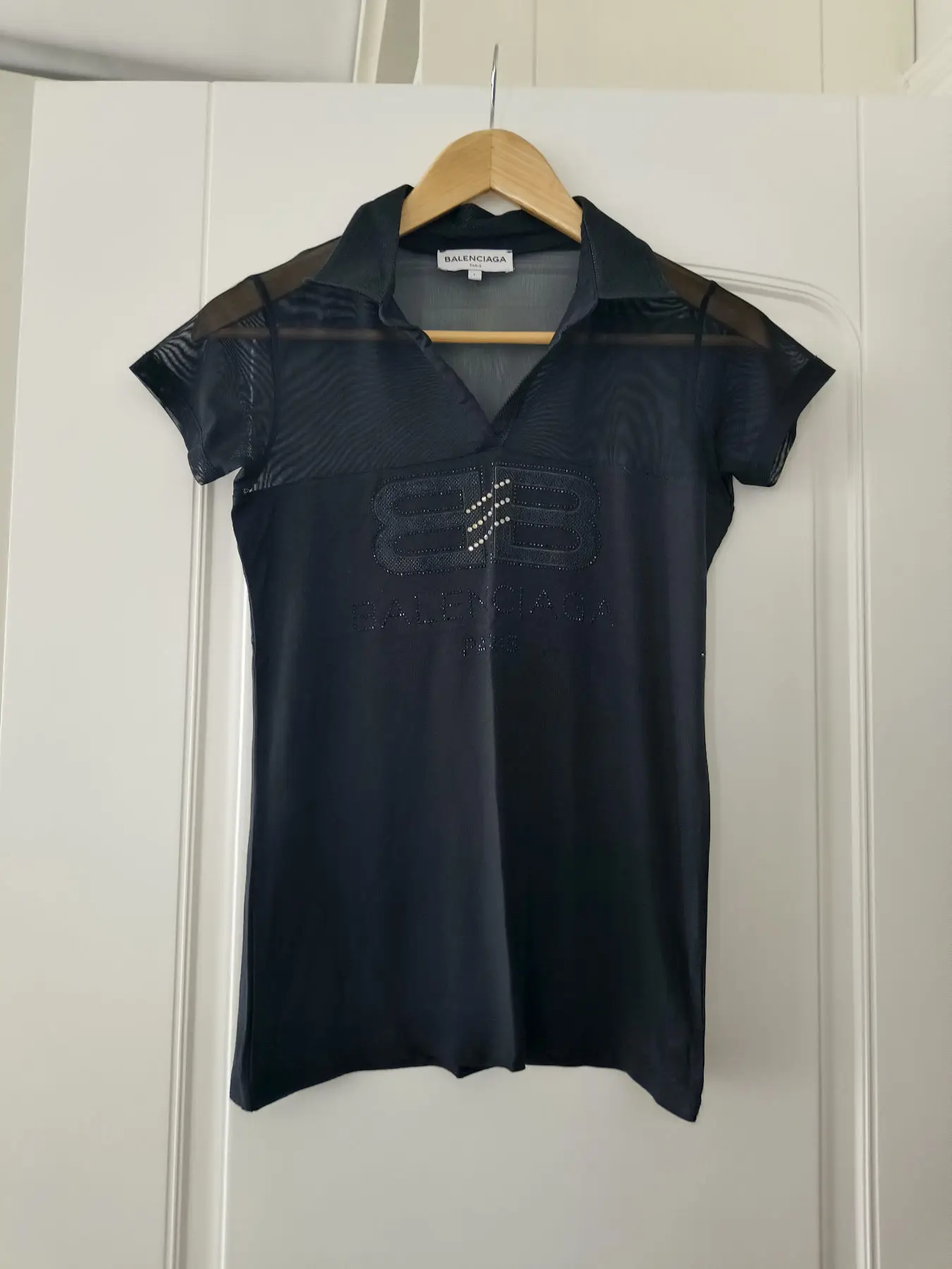 Tül detaylı replikadır bir polo yaka bluzdur.