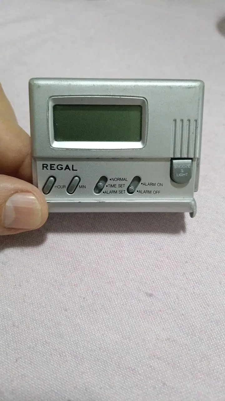 Regal dijital alarm saati