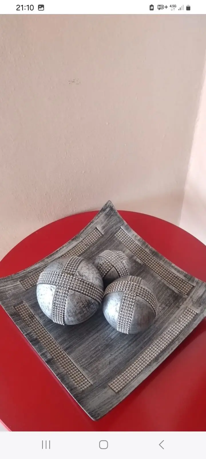 Dekoratif tabak i̇çinde süs topları