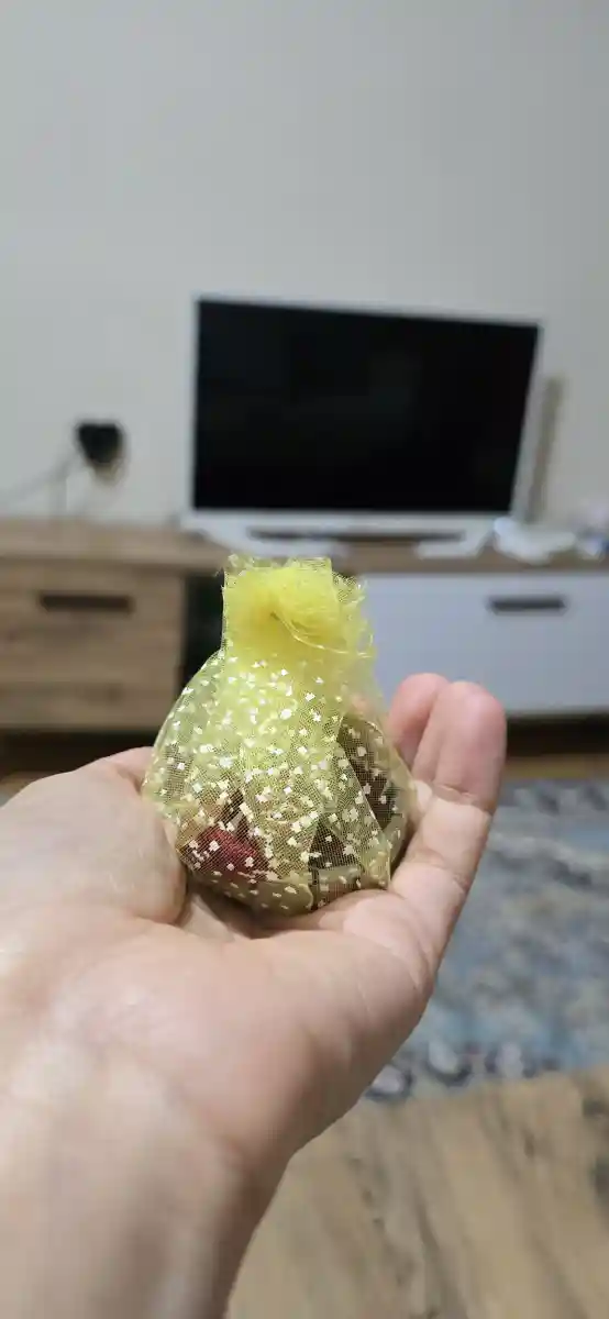 Parlak sarı hediye paketi