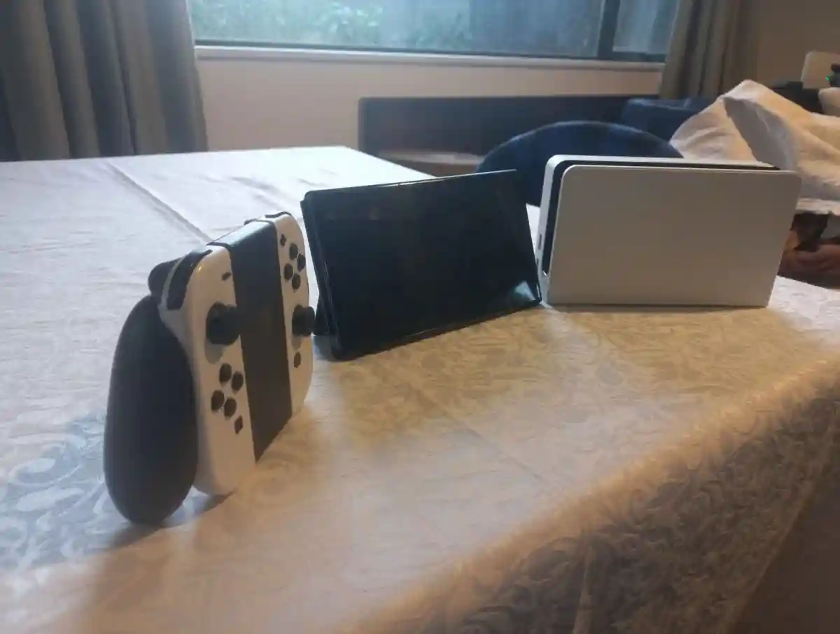 Nintendo switch oyun konsolu ve kontrol cihazı ilan görseli