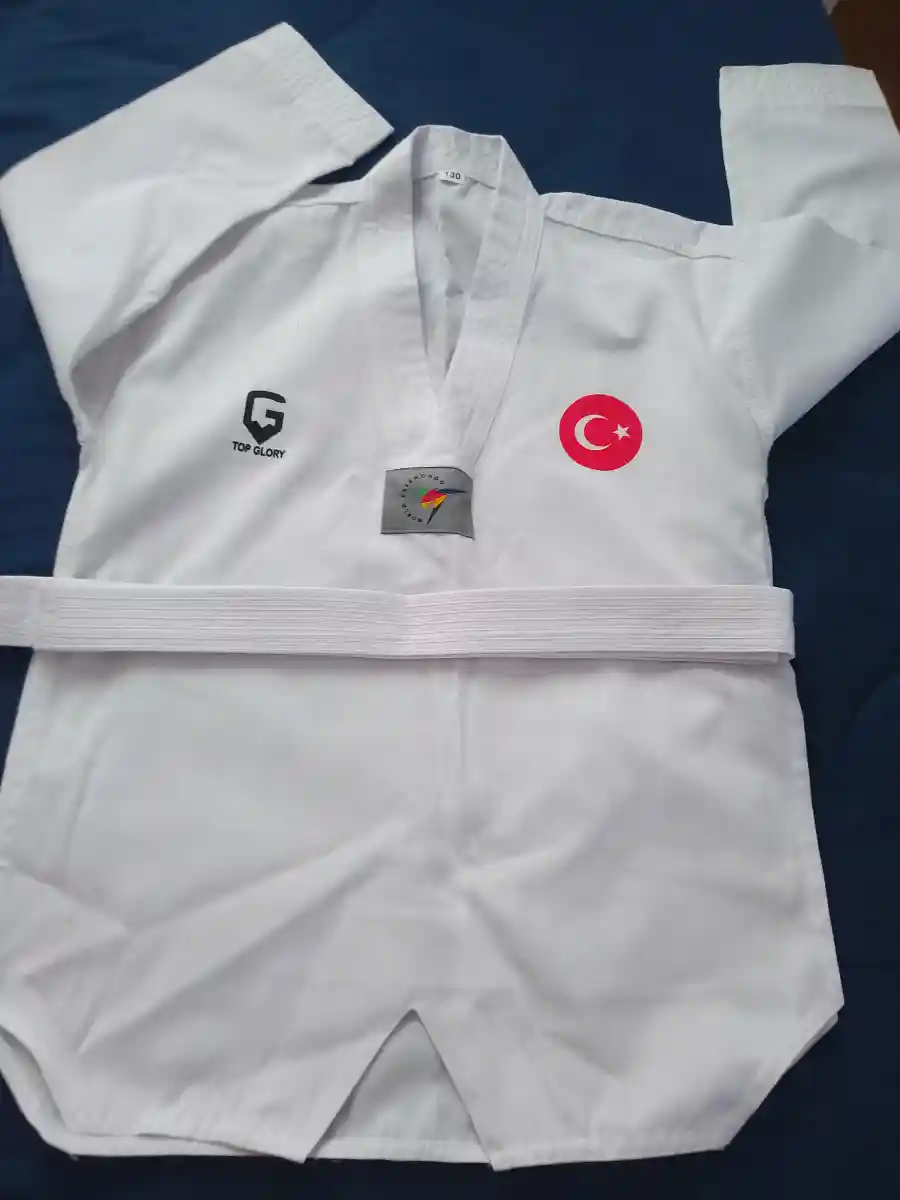 Beyaz taekwondo kıyafeti dobok